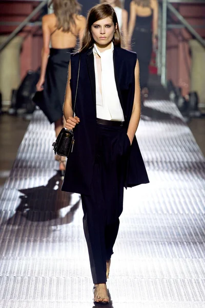 Look 11